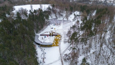 Drohnenaufnahmen vom Sportplatz, der von Schnee bedeckt ist und bei winterlichen sonnigen Tagen für ein Winterevent genutzt wird