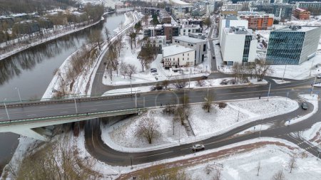 Photographie par drone d'une route à voies multiples allant dans une ville pendant une journée nuageuse d'hiver