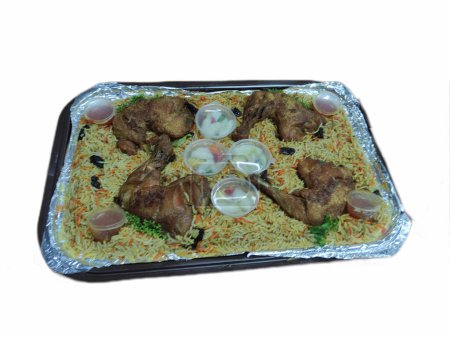 Briyani-Reis mit gebratenen Hähnchenbeilagen in einem Tablett bereit zum Verkauf