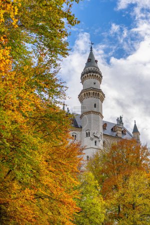 Téléchargez les photos : Beau château européen en automne - en image libre de droit