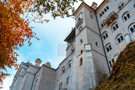 Téléchargez les photos : Beau château européen en automne - en image libre de droit