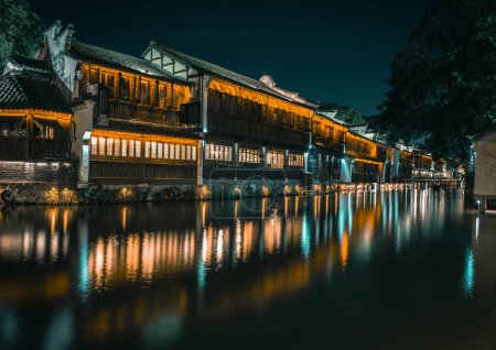 Una hermosa ciudad histórica de agua china por la noche