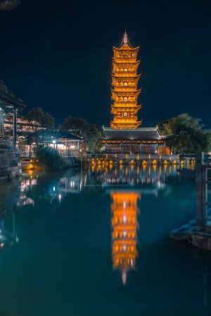 Una hermosa ciudad histórica de agua china por la noche