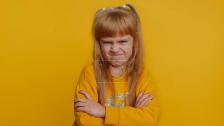 Téléchargez les photos : Insatisfait jeune enfant préadolescente en colère enfant demandant raison de l'échec, exprimant l'irritation de l'incrédulité, se sentir ennuyé, déçu par le résultat, de mauvaises nouvelles. Petits enfants en bas âge sur fond jaune - en image libre de droit