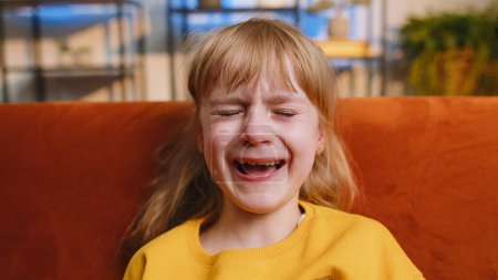 Foto de Retrato de cerca de un niño castigado y molesto llorando con lágrimas en las mejillas de su casa. Pelea, abuso de miedo, intimidación, examen de educación fallan en la escuela. Concepto de violencia familiar - Imagen libre de derechos