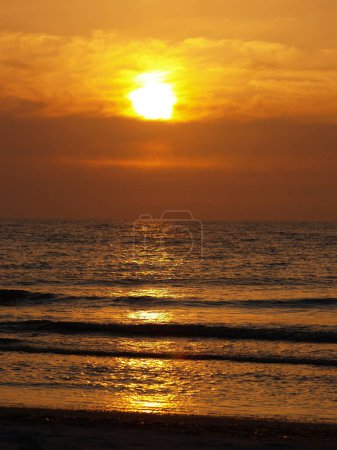  puesta de sol en la costa de la isla amrum, nothsea, alemania