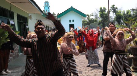Foto de Grupo de artistas tradicionales que tocan música angklung y bailan alegremente, Pekalongan, Indonesia, 25 de agosto, 2022 - Imagen libre de derechos