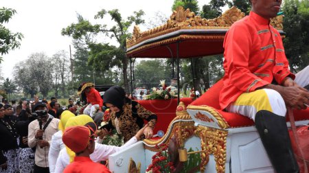 Téléchargez les photos : Des chariots tirés par des chevaux défilent dans les rues de la ville lors de l'événement traditionnel, Pekalongan, 25 août 2022 - en image libre de droit