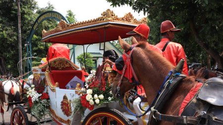 Foto de Carruajes tirados por caballos desfilan por las calles de la ciudad durante el evento tradicional, Pekalongan, 25 de agosto de 2022 - Imagen libre de derechos