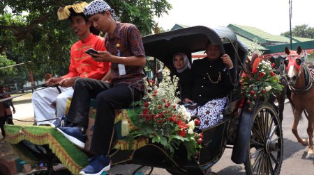 Téléchargez les photos : Des chariots tirés par des chevaux défilent dans les rues de la ville lors de l'événement traditionnel, Pekalongan, 25 août 2022 - en image libre de droit