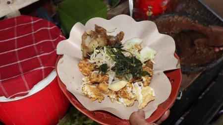 Téléchargez les photos : Rujak Cingur est un célèbre aliment traditionnel de manger du java à base de légumes cuits à la vapeur servis avec de la sauce Petis - en image libre de droit