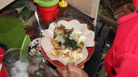 Téléchargez les photos : Rujak Cingur est un célèbre aliment traditionnel de manger du java à base de légumes cuits à la vapeur servis avec de la sauce Petis - en image libre de droit