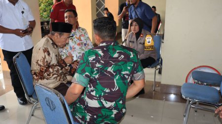Foto de Habib Muhammad Luthfi bin Ali bin Yahya, a world Islamic figure from Nahdlatul Ulama, who is also President Jokowi's Advisory Council Pekalongan Indonesia, December 20, 2022 - Imagen libre de derechos