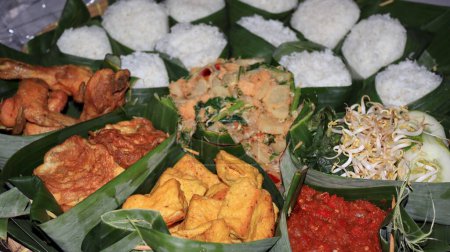 Téléchargez les photos : Indonesian various food for thanksgiving. Indonesian call it nasi berkat - en image libre de droit
