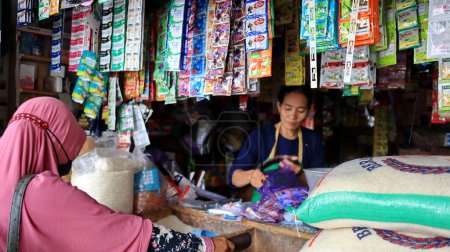 Téléchargez les photos : Vendeurs et acheteurs sur les marchés traditionnels indonésiens Pekalongan Indonésie 29 janvier 2023 - en image libre de droit