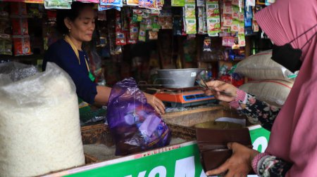 Téléchargez les photos : Vendeurs et acheteurs sur les marchés traditionnels indonésiens Pekalongan Indonésie 29 janvier 2023 - en image libre de droit