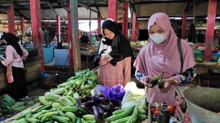 Téléchargez les photos : Vendeurs et acheteurs sur les marchés traditionnels indonésiens Batang Indonésie 22 mars 2023 - en image libre de droit