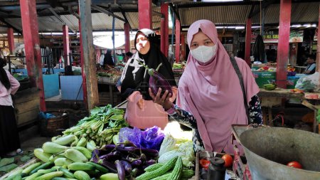 Téléchargez les photos : Vendeurs et acheteurs sur les marchés traditionnels indonésiens Batang Indonésie 22 mars 2023 - en image libre de droit