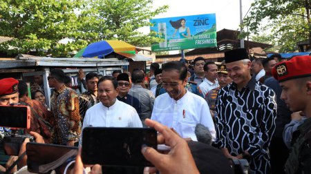 Téléchargez les photos : Le président indonésien Joko Widodo ora Jokowi lors d'une visite sur un marché traditionnel, Pekalongan Indonésie 29 août 2023 - en image libre de droit