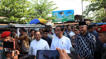 Téléchargez les photos : Le président indonésien Joko Widodo ora Jokowi lors d'une visite sur un marché traditionnel, Pekalongan Indonésie 29 août 2023 - en image libre de droit