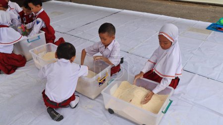 Foto de Grupo de escuela primaria en el patio de recreo pasar tiempo en los juegosdivertirse bromeando, Pekalongan Septiembre 19 2023 - Imagen libre de derechos