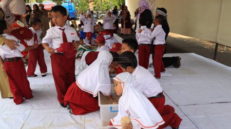 Foto de Grupo de escuela primaria en el patio de recreo pasar tiempo en los juegosdivertirse bromeando, Pekalongan Septiembre 19 2023 - Imagen libre de derechos