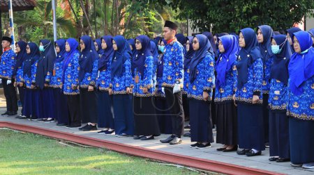 Téléchargez les photos : Des fonctionnaires indonésiens assistent à la cérémonie portant des vêtements Korpri, Pekalongan 13 novembre 2023 - en image libre de droit