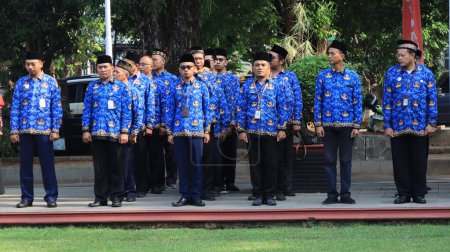 Téléchargez les photos : Des fonctionnaires indonésiens assistent à la cérémonie portant des vêtements Korpri, Pekalongan 13 novembre 2023 - en image libre de droit