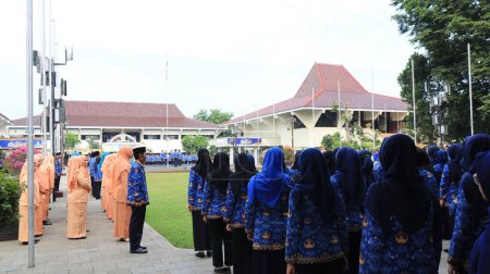 Téléchargez les photos : Des fonctionnaires indonésiens assistent à la cérémonie portant des vêtements Korpri, Pekalongan 29 novembre 2023 - en image libre de droit