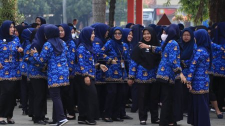 Téléchargez les photos : Des fonctionnaires indonésiens assistent à la cérémonie portant des vêtements Korpri, Pekalongan 29 novembre 2023 - en image libre de droit