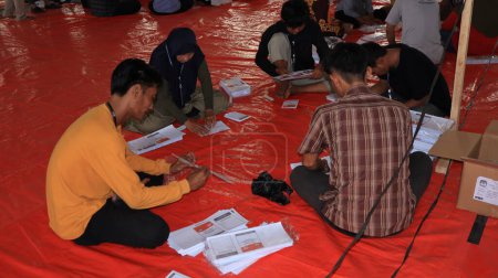 Foto de Trabajadores diarios independientes doblan papeletas para las elecciones de 2024 en un almacén de almacenamiento logístico, Pekalongan Indonesia 5 de enero de 2024 - Imagen libre de derechos