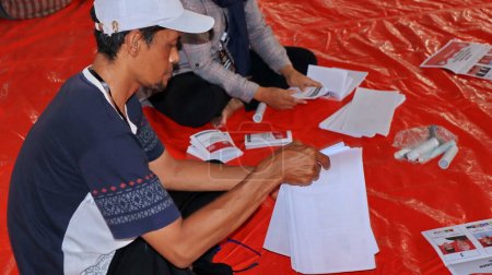 Foto de Trabajadores diarios independientes doblan papeletas para las elecciones de 2024 en un almacén de almacenamiento logístico, Pekalongan Indonesia 5 de enero de 2024 - Imagen libre de derechos