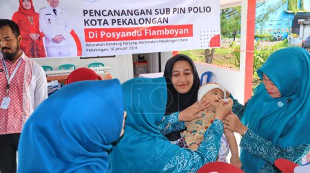 Téléchargez les photos : Des élèves du primaire reçoivent des gouttelettes de vaccin antipoliomyélitique pour prévenir une épidémie plus importante Pekalongan Indonésie 16 janvier 2024 - en image libre de droit