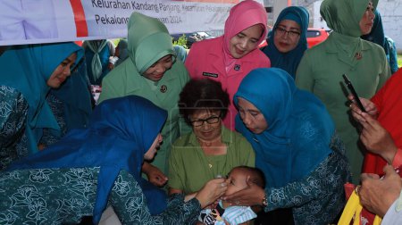 Téléchargez les photos : Des élèves du primaire reçoivent des gouttelettes de vaccin antipoliomyélitique pour prévenir une épidémie plus importante, Pekalongan Indonésie 16 janvier 2024 - en image libre de droit