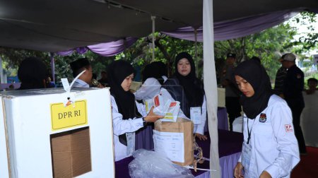 Foto de Ambiente electoral en TPS Tempat Pemungutan Suara (lugar de votación indonesio), Selección de Indonesia Pekalongan 31 de enero 2024 - Imagen libre de derechos