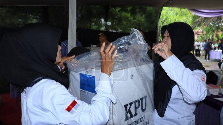 Foto de Ambiente electoral en TPS Tempat Pemungutan Suara (lugar de votación indonesio), Selección de Indonesia Pekalongan 31 de enero 2024 - Imagen libre de derechos