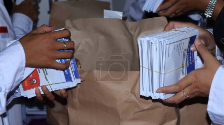 Téléchargez les photos : Atmosphère de vote au TPS Tempat Pemungutan Suara (bureau de vote indonésien), Sélection indonésienne Pekalongan 31 janvier 2024 - en image libre de droit