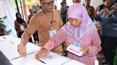 Téléchargez les photos : L'atmosphère des élections législatives en Indonésie, le 14 février 2024 dans la ville de Pekalongan - en image libre de droit