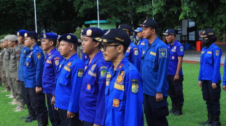 Foto de Bomberos indonesios se alinean durante la ceremonia Pekalongan Indonesia 21 marzo 2024 - Imagen libre de derechos