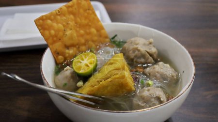 Bakso sont des plats de soupe de style indonésien composé de boulettes de viande servies avec des nouilles vermicelles, du tofu et des boulettes frites