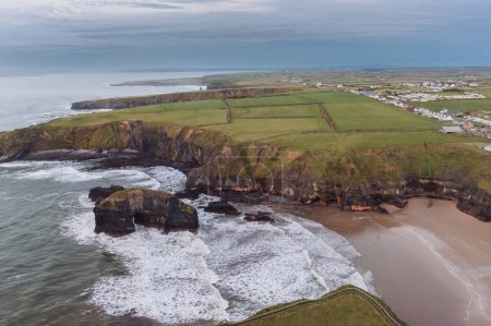 Téléchargez les photos : Paysage de la Ballybunion Cliff Walk et falaises accidentées et bord de mer dans le comté de Kerry dans l'ouest de l'Irlande. Photo de haute qualité - en image libre de droit