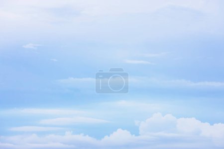 Téléchargez les photos : Fond bleu ciel avec de petits nuages blancs, ciel bleu avec des nuages, style abstrait pour le texte, design, mode, agence, site Web, blogueur, publication, marketing en ligne, marque, style, mise en page, animation. - en image libre de droit