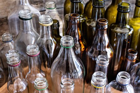 Viele verschiedene Flaschensorten. Eine Vielzahl von Glasflaschen und -gläsern. 