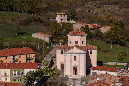 Téléchargez les photos : Castiglione di Carovilli, Isernia, Molise. L'église paroissiale de San Nicola di Bari - en image libre de droit