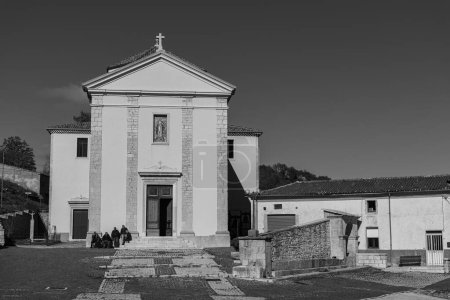 Téléchargez les photos : Castiglione di Carovilli, Isernia, Molise. L'église paroissiale de San Nicola di Bari - en image libre de droit