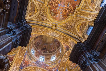 Téléchargez les photos : L'église de San Ferdinando est une église monumentale à Naples située dans le centre historique de la ville, Piazza Trieste e Trento. - en image libre de droit