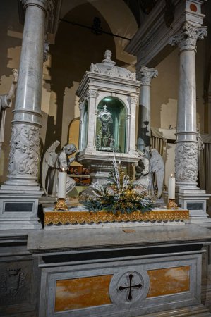 Téléchargez les photos : The church of S. Francesco or sanctuary of the Eucharistic Miracle is annexed to the homonymous convent of the Friars Conventual. It contains the famous relics of the Eucharistic miracle of Lanciano. - en image libre de droit