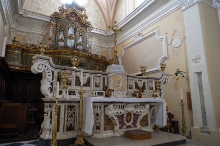 Téléchargez les photos : Teano. Église de San Francesco. Construit au XIVe siècle, dans un style gothique, par les mineurs conventuels, il a été largement remodelé à l'époque baroque. - en image libre de droit