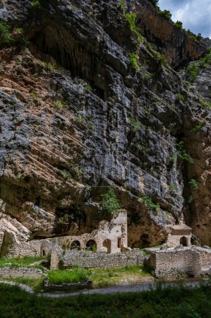 Téléchargez les photos : L'abbaye de San Martino à Valle est une abbaye bénédictine en ruine près du Gole di Fara San Martino à Fara San Martino dans la province de Chieti. Les premières sources remontent à l'année 829. - en image libre de droit