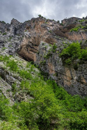 Téléchargez les photos : La réserve naturelle de Fara San Martino-Palombaro est une zone naturelle protégée de 4202 ha, établie en 1983, située dans les municipalités de Fara San Martino et Palombaro, dans la province de Chieti - en image libre de droit